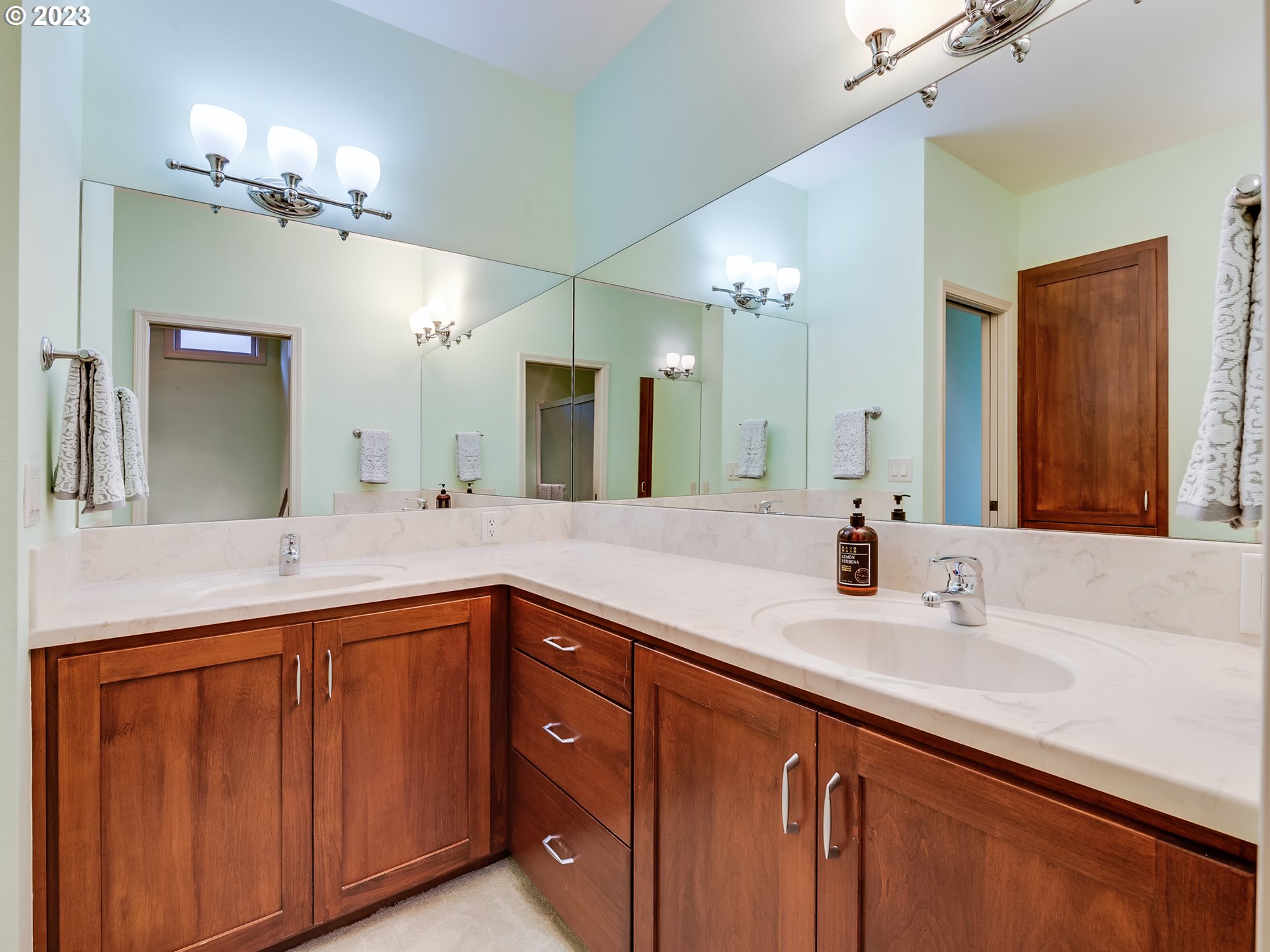 2006 Lakeland Way Eugene, OR 97408 - Photo 26 of 32 a bathroom with a double vanity sink and a mirror