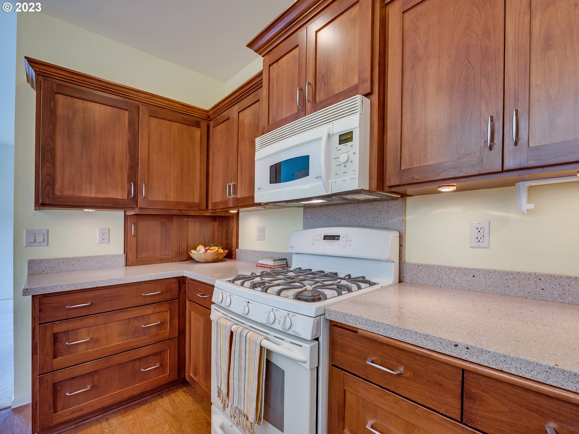 2006 Lakeland Way Eugene, OR 97408 - Photo 9 of 32 a kitchen with granite countertop wooden cabinets and a stove top oven