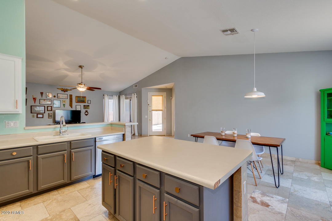 872 South Roca Street Gilbert, AZ 85296 - Photo 6 of 51 Kitchen