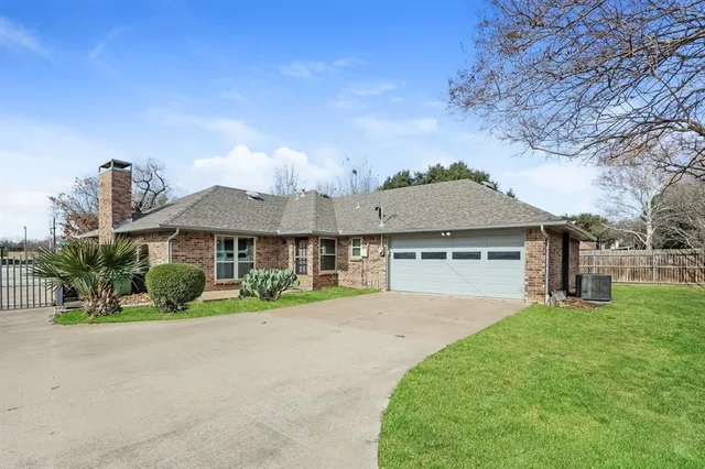 $3,200 | 2002 Harwell Street, Grapevine, TX 76051