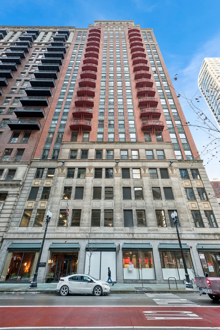 208 West Washington Street, Unit 711 Chicago, IL 60606 - Photo 1 of 16 a front view of a building