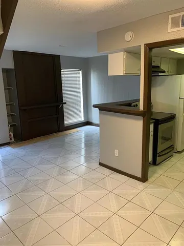 $950 | 7152 Fair Oaks Avenue, Unit 1177, Dallas, TX 75231