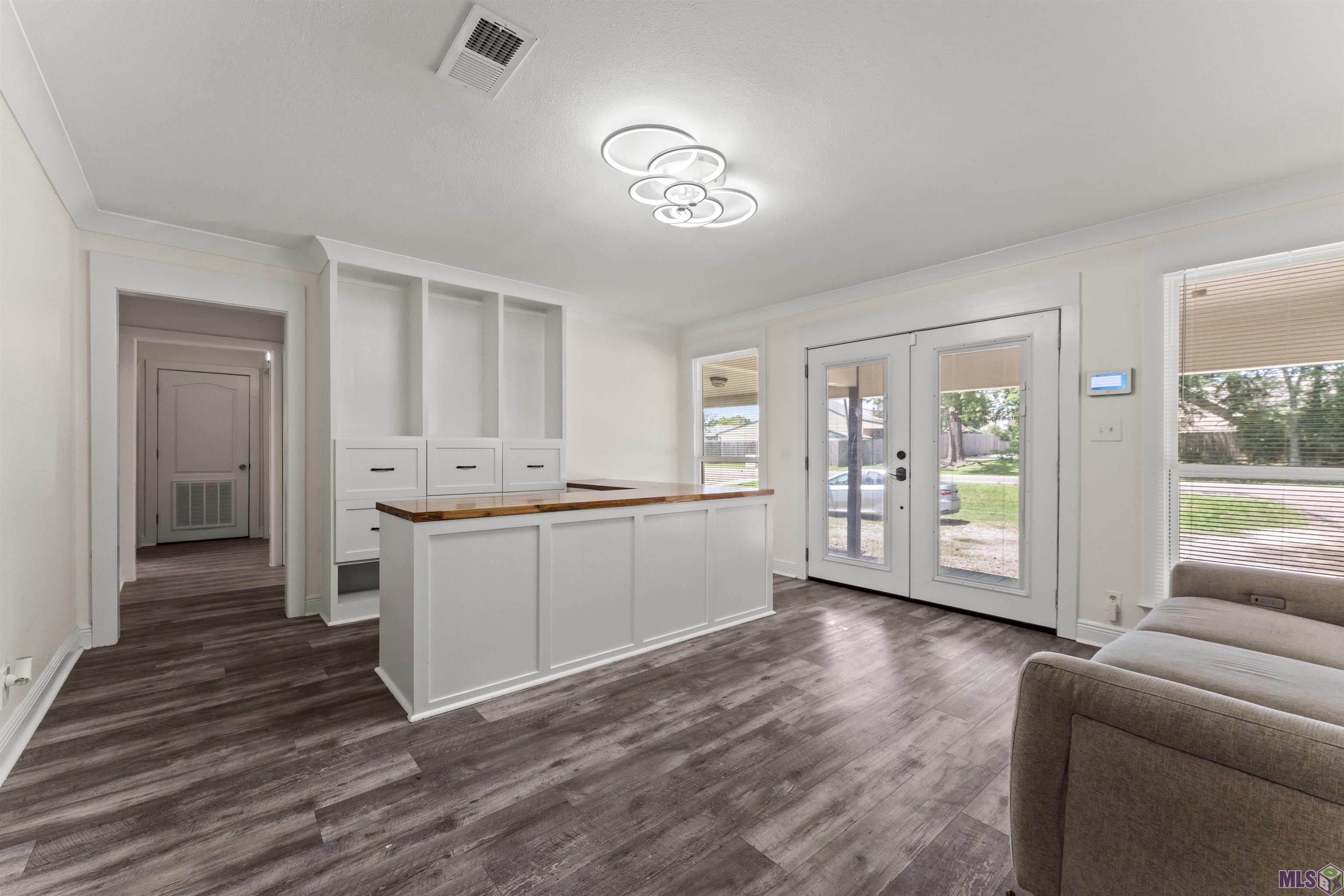 15376 Tiger Bend Road Baton Rouge, LA 70817 - Photo 3 of 17 Gallery Image 3