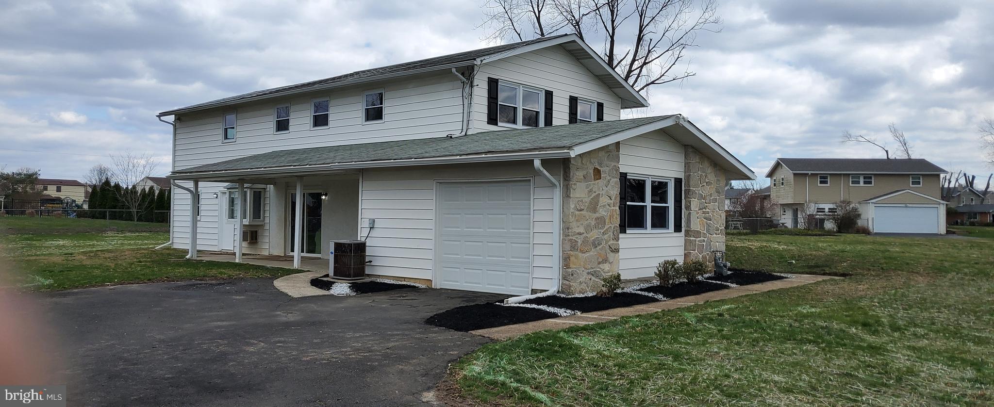 916 Thornton Road Horsham, PA 19044 - Photo 3 of 38 Exterior Side