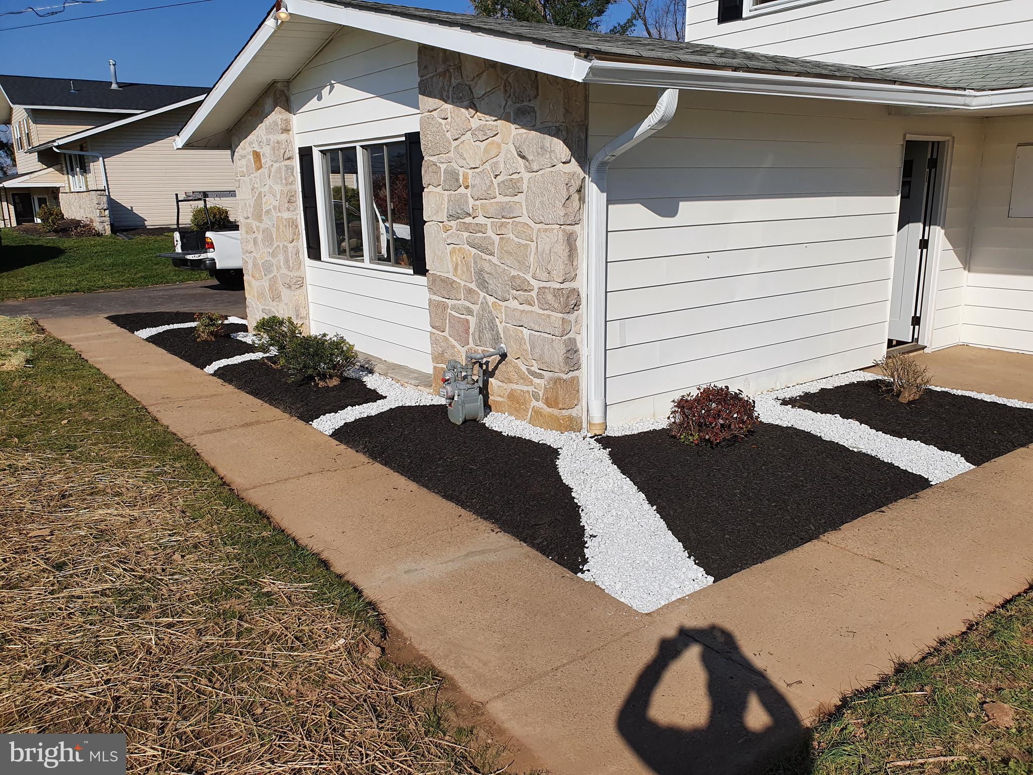 916 Thornton Road Horsham, PA 19044 - Photo 4 of 38 Landscaping