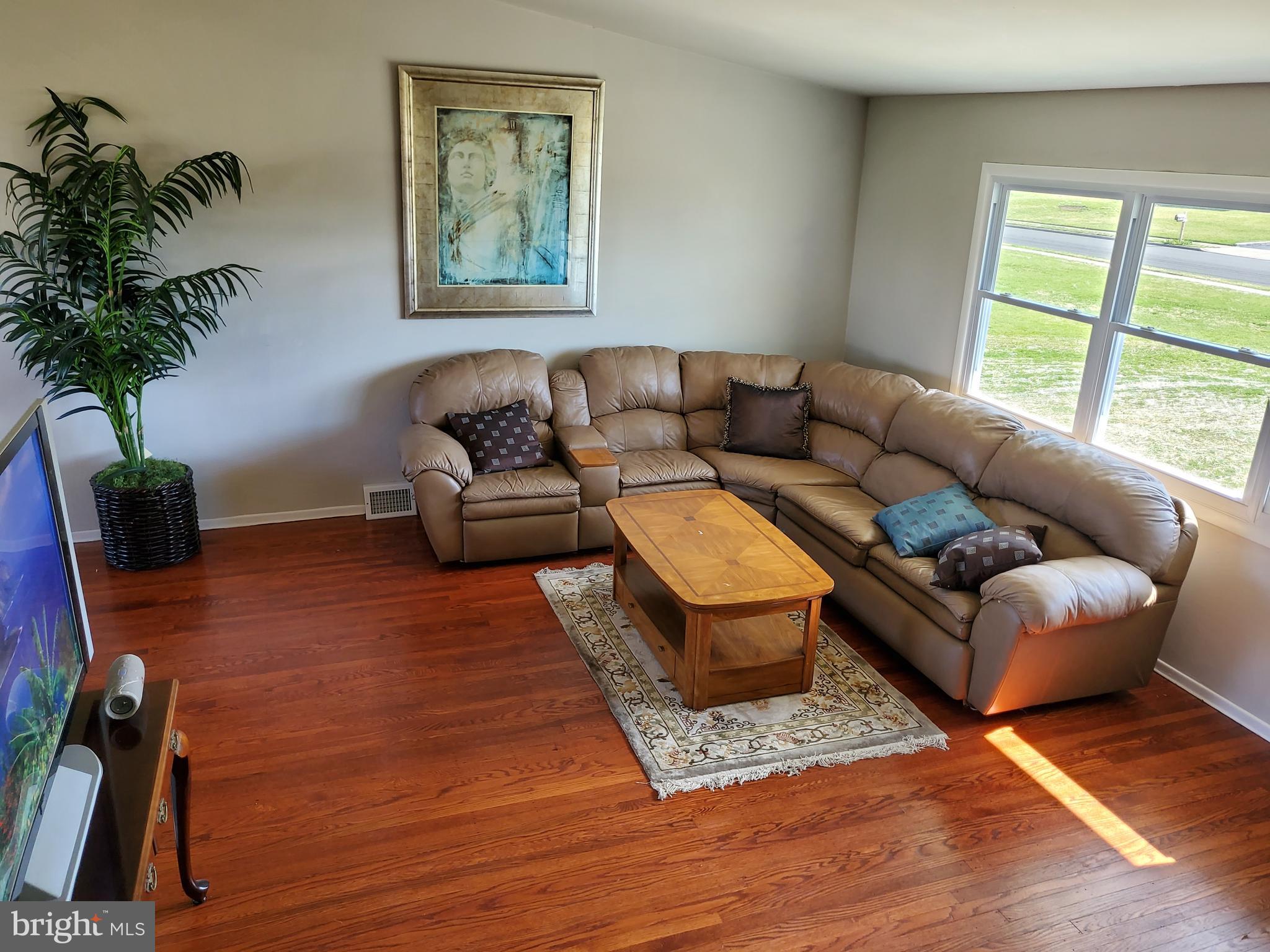 916 Thornton Road Horsham, PA 19044 - Photo 9 of 38 Living Room