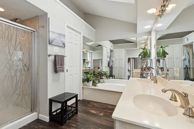 a en suite bathroom with sink and mirror
