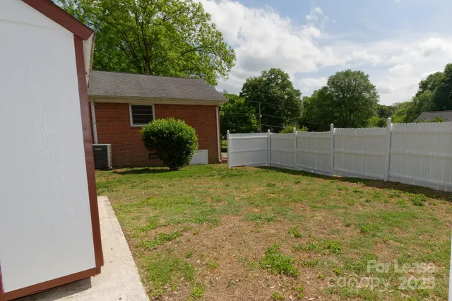 a view of a yard in front of a house