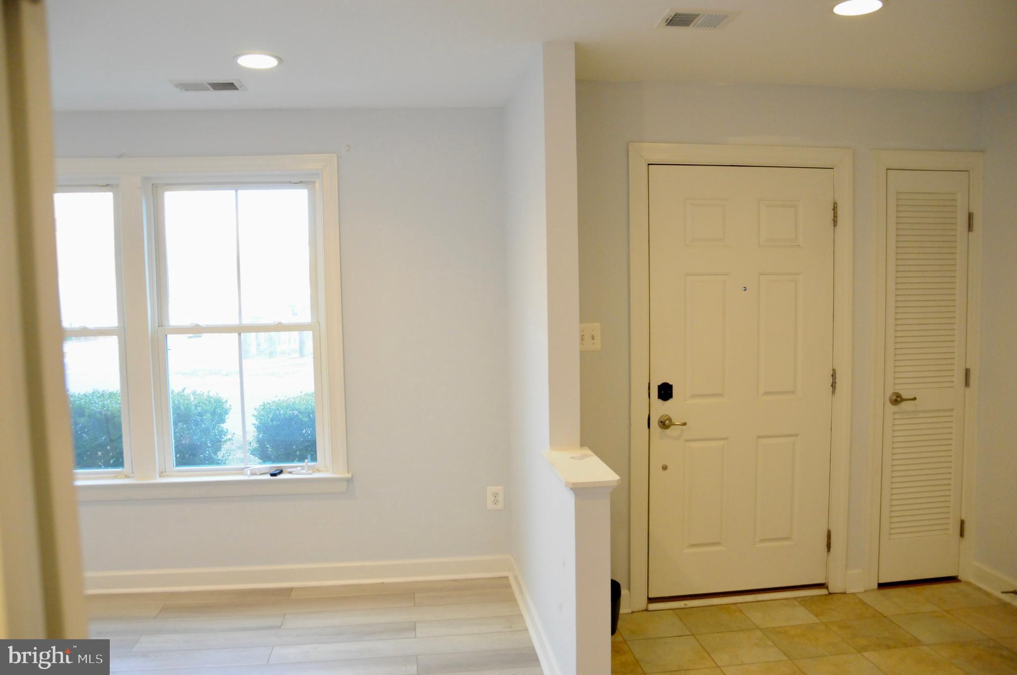 336 Grand Street Gaithersburg, MD 20878 - Photo 12 of 28 Entrance / welcoming Foyer