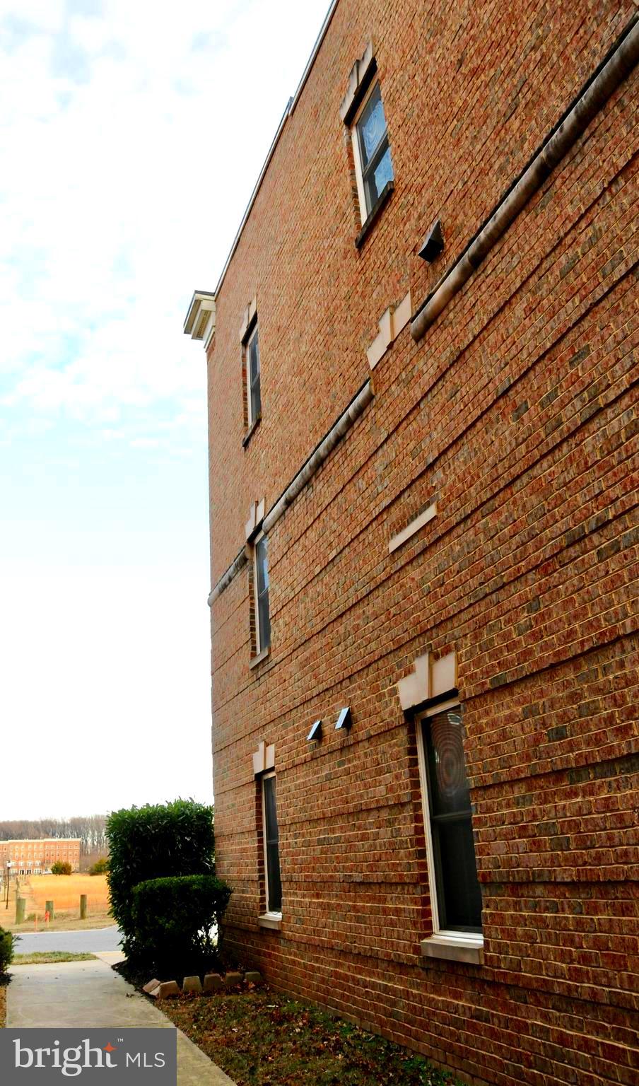 336 Grand Street Gaithersburg, MD 20878 - Photo 6 of 28 Side View of End Unit