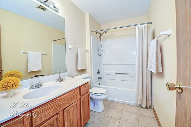 $224,900 | 1431 Silverstone Drive, Unit 1431, Carpentersville, IL 60110