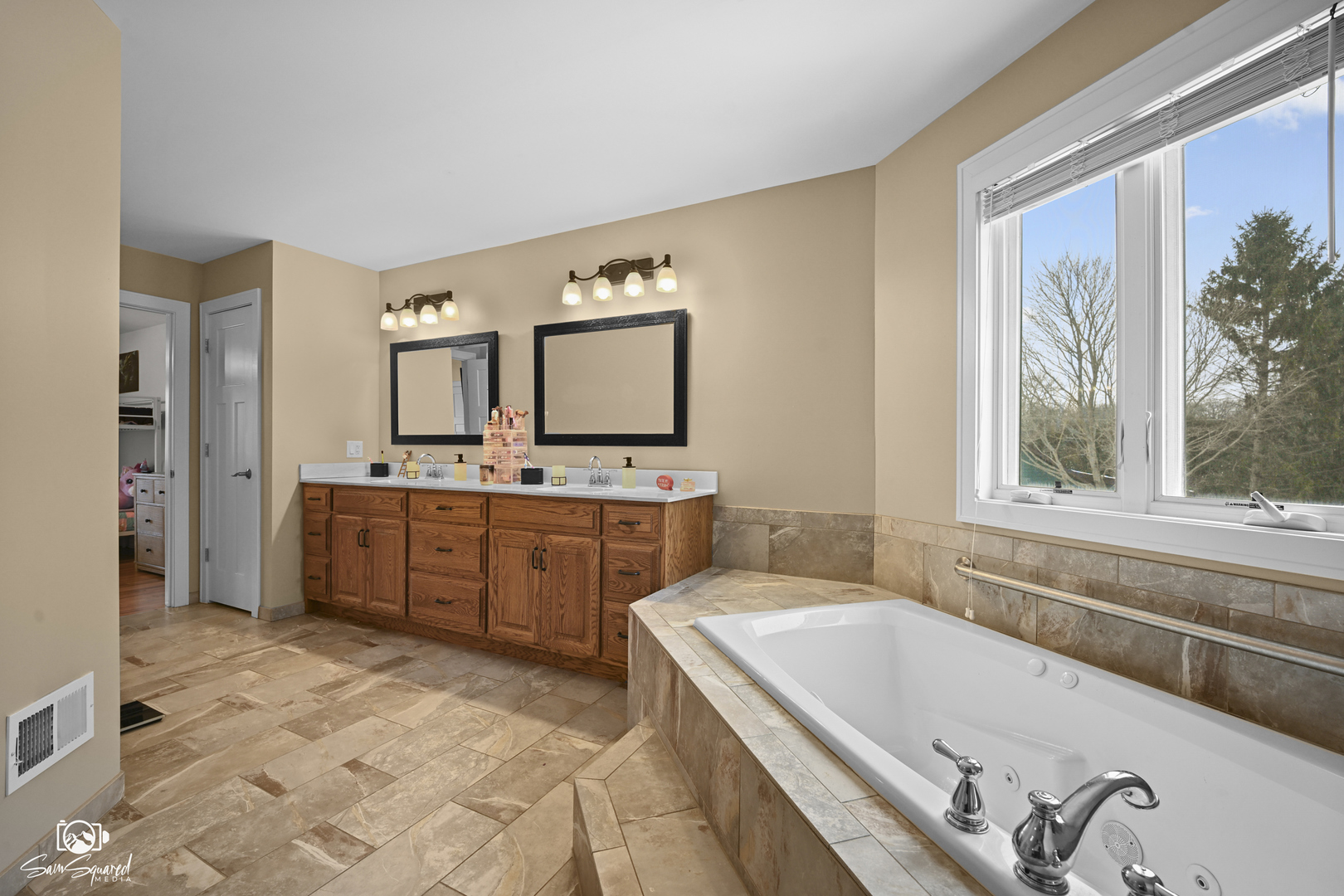 32 Largemouth Lane Wilmington, IL 60481 - Photo 20 of 34 a spacious bathroom with a tub sink and mirror