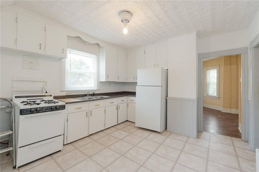 28 Winthrop Street Cranston, RI 02910 - Photo 5 of 9