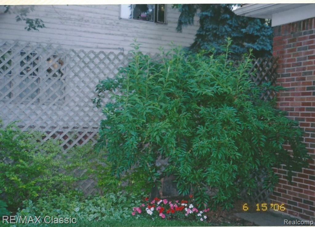 1961 Hawthorne Road Grosse Pointe, MI 48236 - Photo 26 of 27 Haw-Yd2.jpg