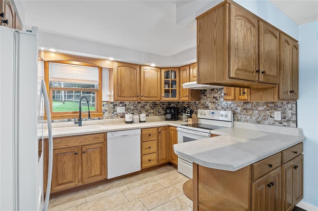 881 Colonial Manor Road Irwin, PA 15642 - Photo 9 of 25