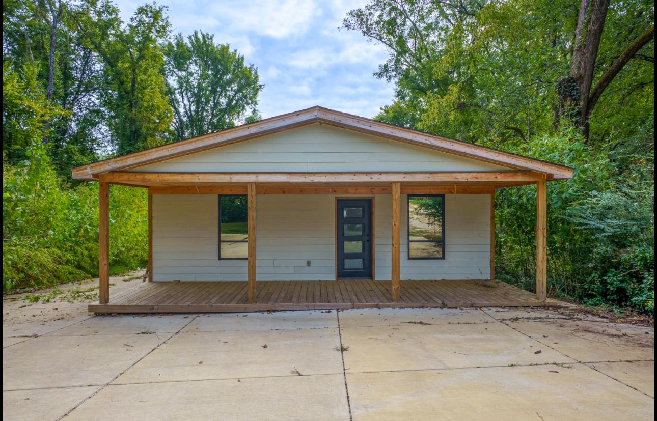 2180 Henrietta Road Memphis, TN 38134 - Photo 1 of 17 View of front of house with a porch