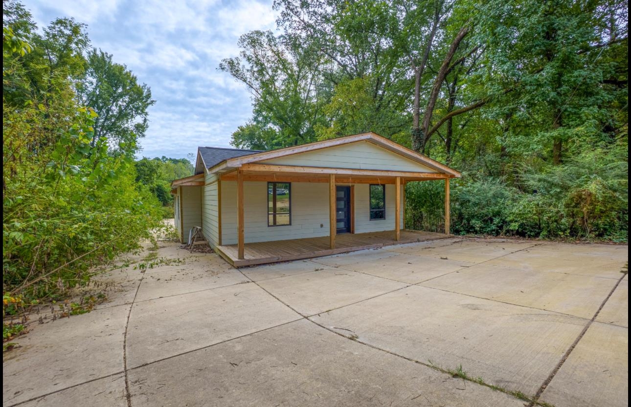 2180 Henrietta Road Memphis, TN 38134 - Photo 2 of 17 View of front of property with covered porch