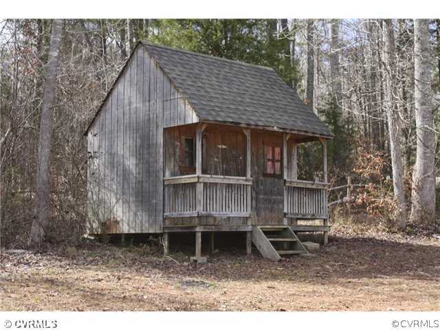 7925 Claystreet Road Ford, VA 23850 - Photo 9 of 13 a backyard of a house with table and chairs