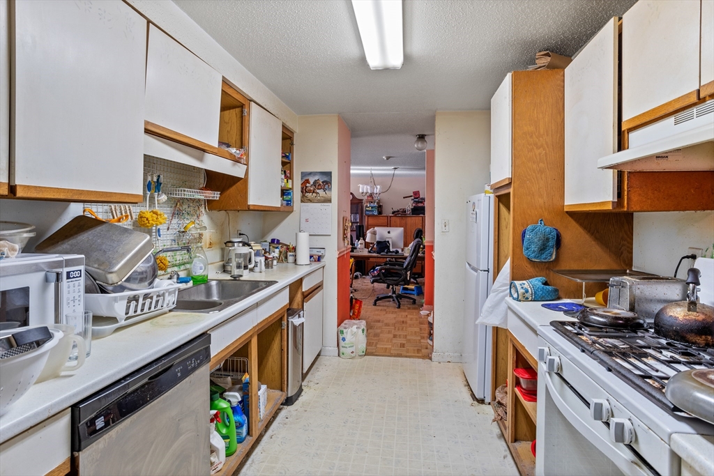 255 North Road, Unit 172 Chelmsford, MA 01824 - Photo 25 of 29 a view of a kitchen with stainless steel appliances granite countertop a stove and a sink