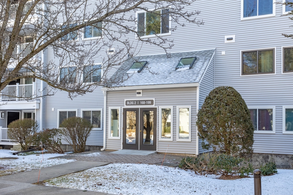 255 North Road, Unit 172 Chelmsford, MA 01824 - Photo 7 of 29 a front view of a house with garden