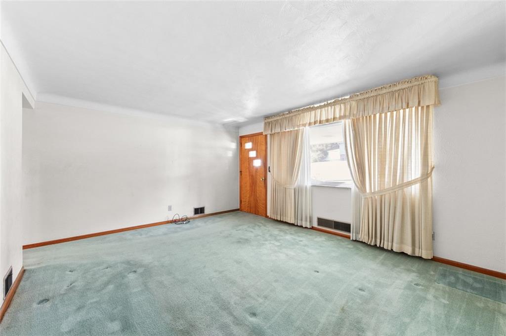 206 South Thompson Irwin, PA 15642 - Photo 8 of 33