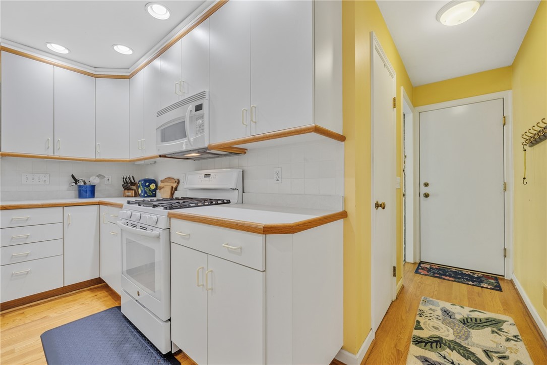 10 New England Drive Pittsford, NY 14618 - Photo 11 of 42 All appliances to stay!