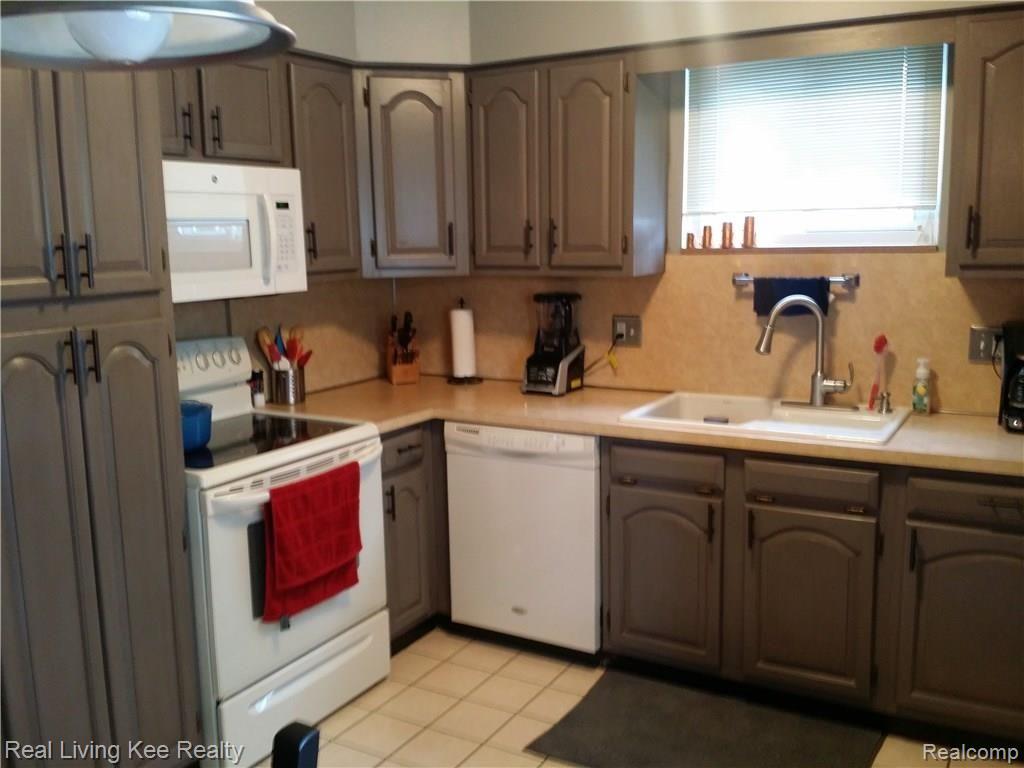 11201 Racine Road Warren, MI 48093 - Photo 3 of 23 Kitchen (2).jpg
