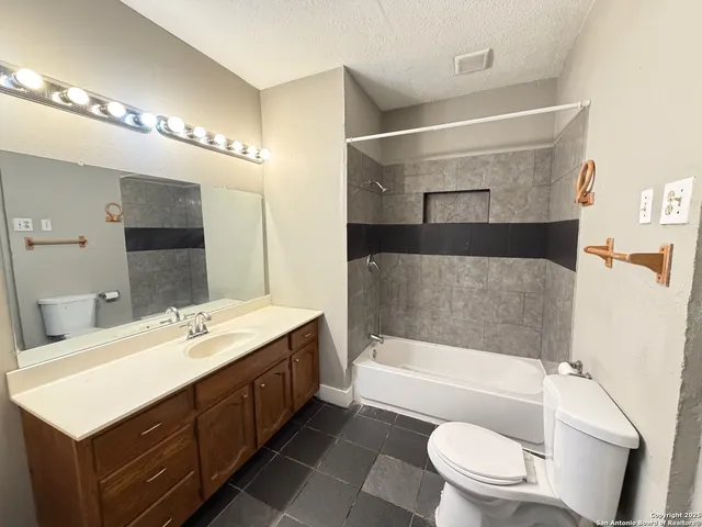 $900 | 1511 West Ashby Place, Unit 1, San Antonio, TX 78201