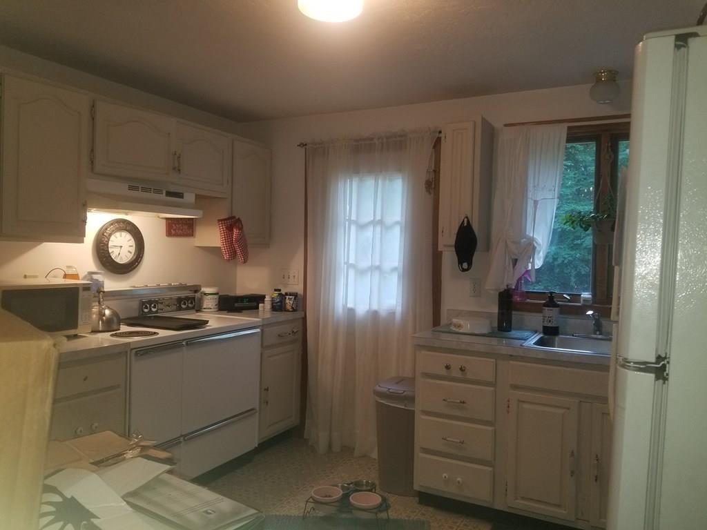 42 Bushy Lane Rutland, MA 01543 - Photo 25 of 31 a kitchen with stainless steel appliances granite countertop a sink stove and cabinets