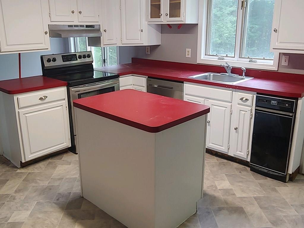42 Bushy Lane Rutland, MA 01543 - Photo 6 of 31 a kitchen with stainless steel appliances granite countertop a sink stove and cabinets