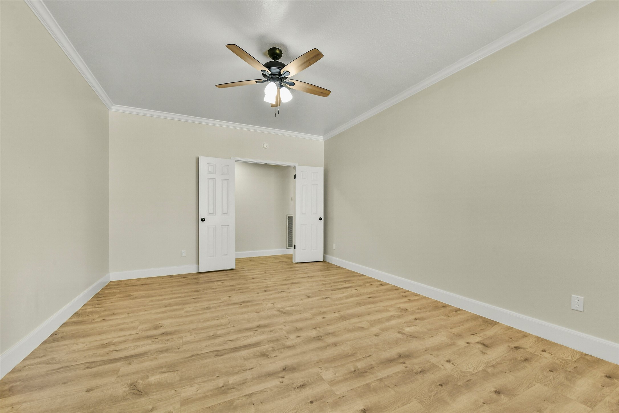 839 Quiet Spring Lane Houston, TX 77062 - Photo 13 of 28 Primary bedroom