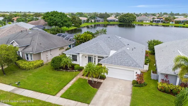 an aerial view of a house with outdoor space and lake view