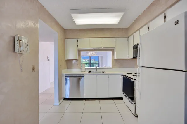 $179,999 | 7320 Amberly Lane, Unit 406, Delray Beach, FL 33446