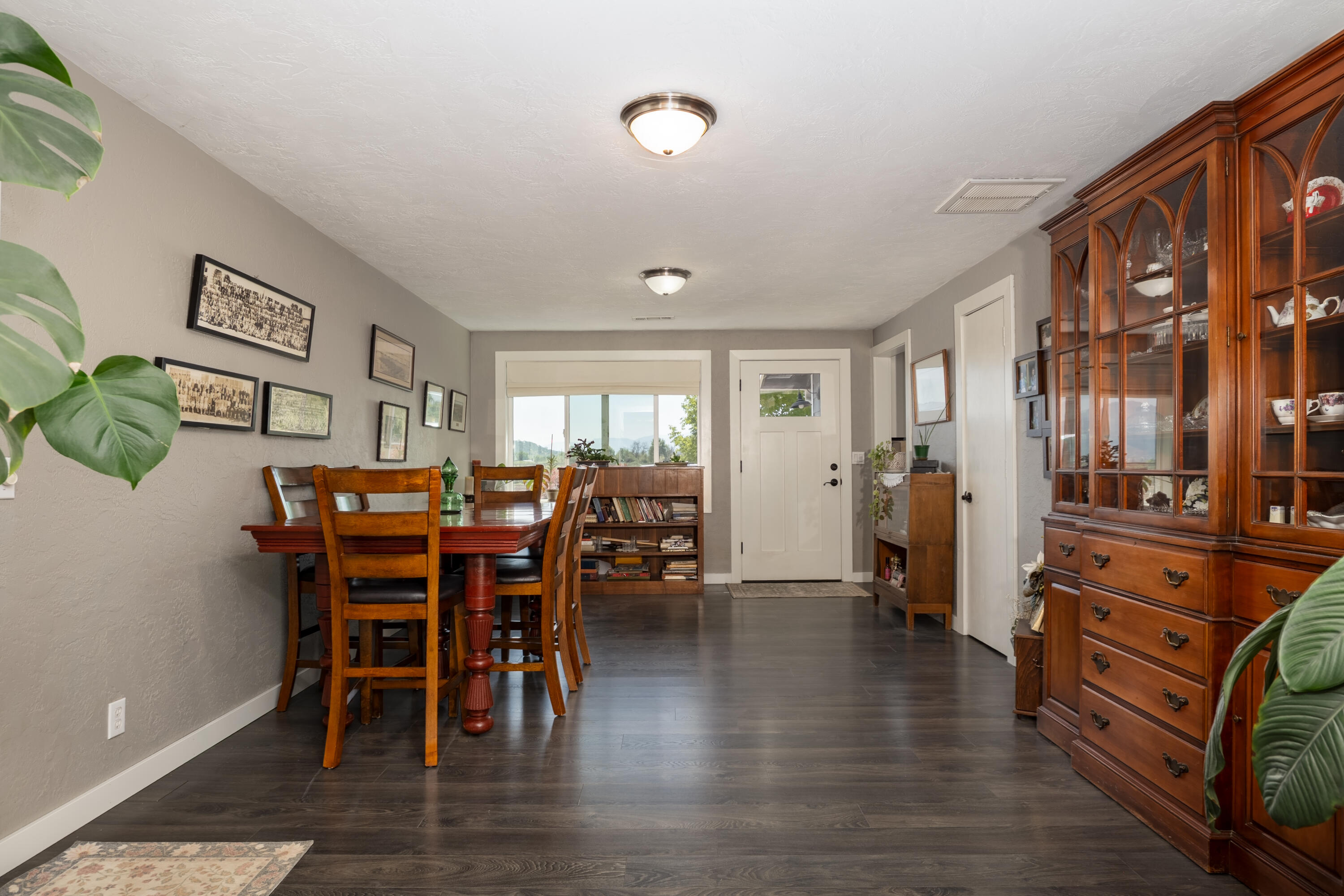 5900 Peace Lane Central Point, OR 97502 - Photo 31 of 70 Family room