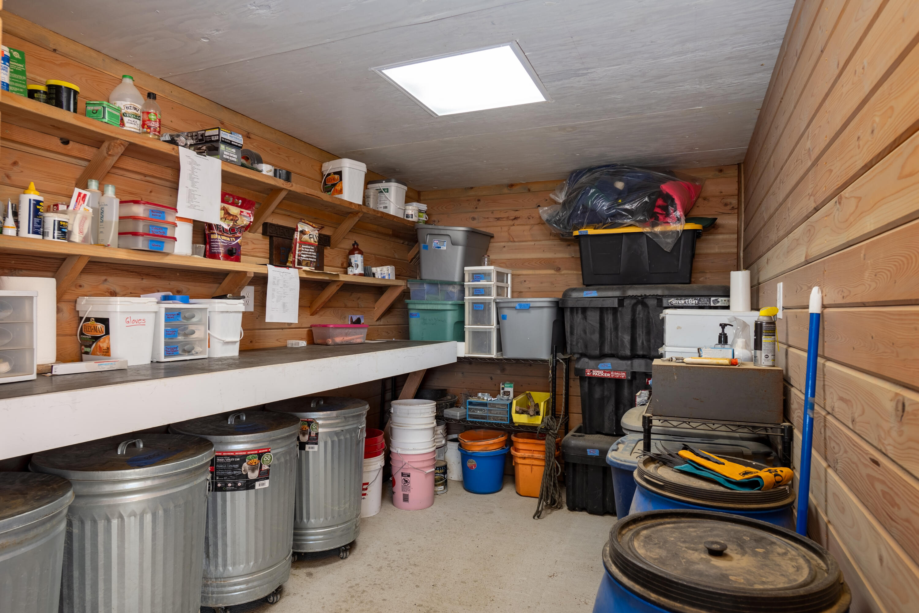 5900 Peace Lane Central Point, OR 97502 - Photo 8 of 70 Feed room