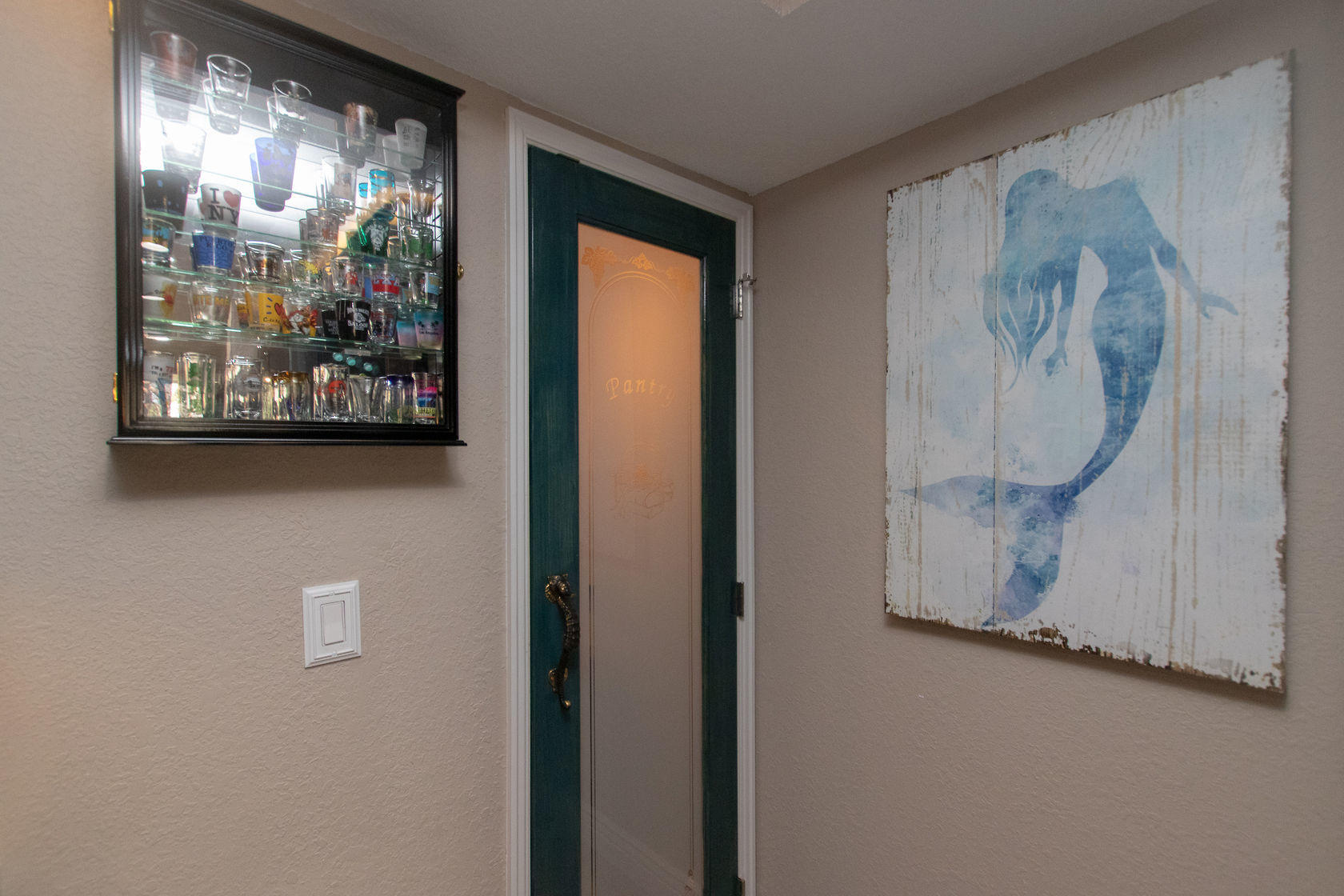 97652 Overseas Highway, Unit M11 Key Largo, FL 33037 - Photo 20 of 48 a view of painting on the wall