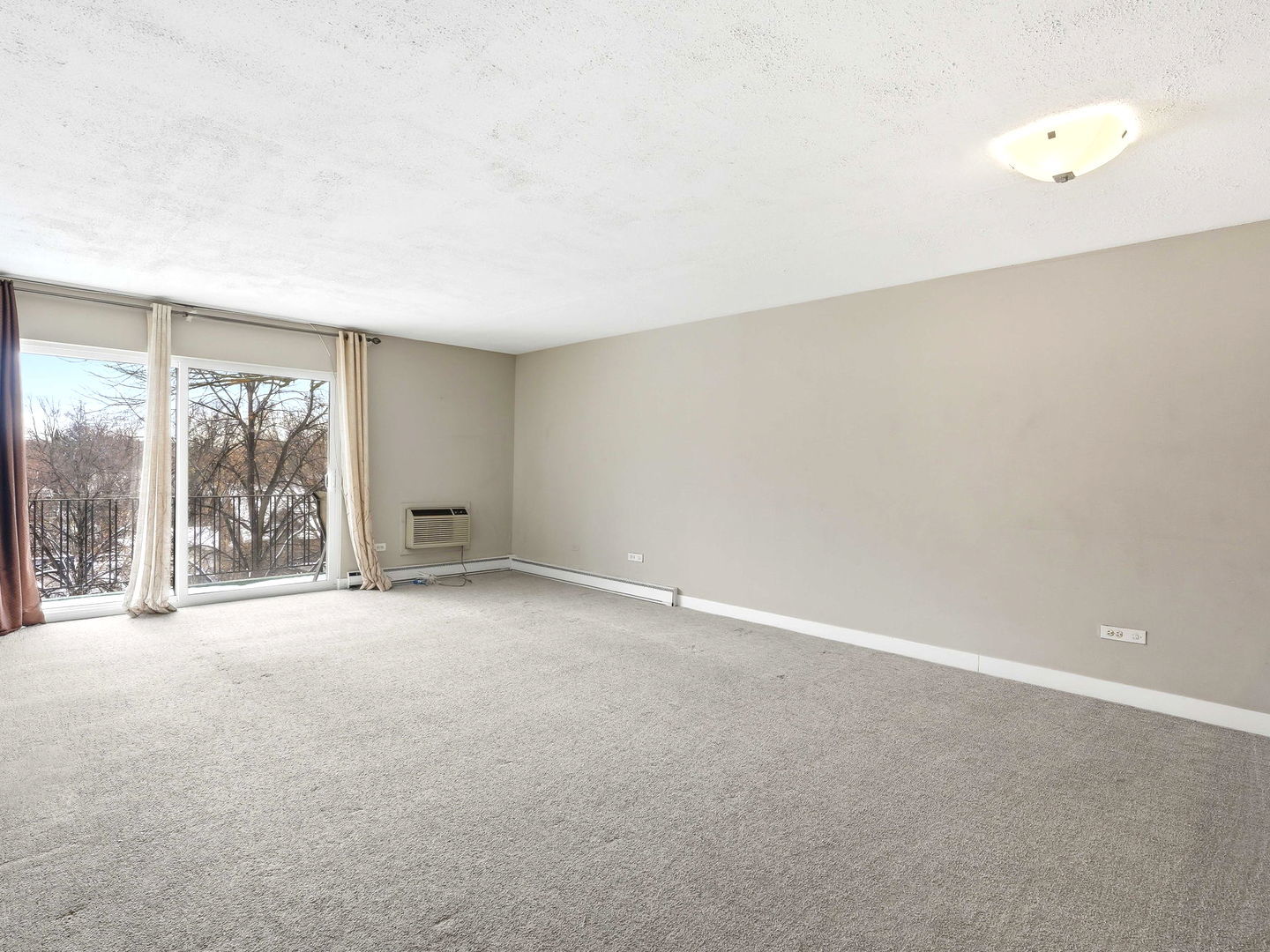 250 Ridge Avenue, Unit 4H Evanston, IL 60202 - Photo 3 of 17 a view of an empty room with a window