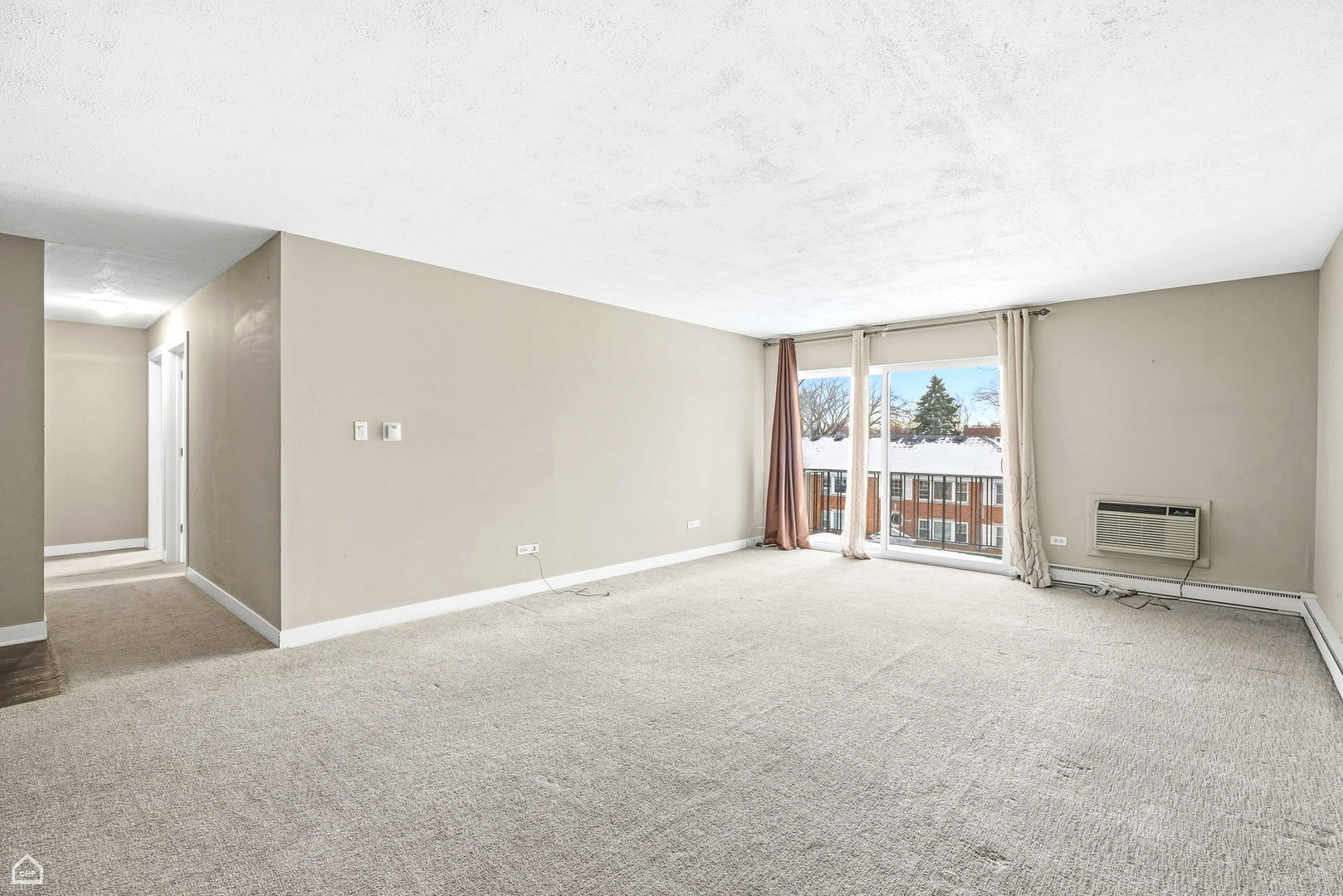 250 Ridge Avenue, Unit 4H Evanston, IL 60202 - Photo 4 of 17 an empty room with windows