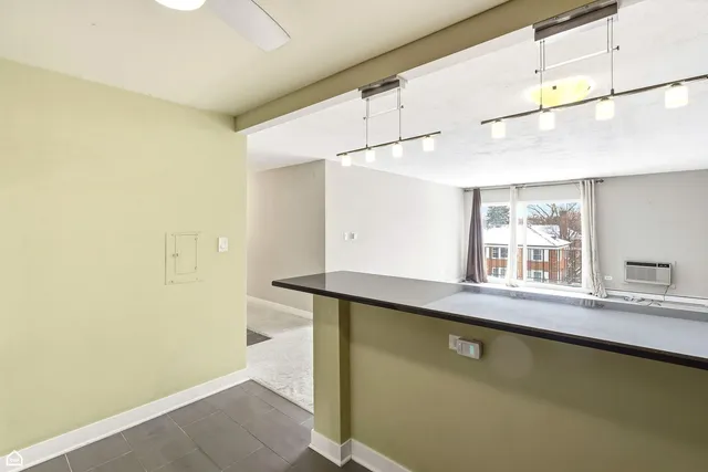 $2,350 | 250 Ridge Avenue, Unit 4H, Evanston, IL 60202