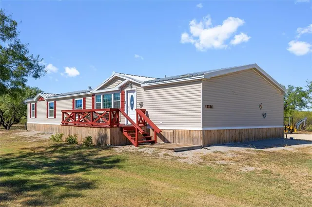 a view of a house with backyard