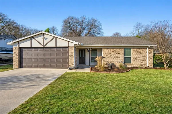 $2,000 | 921 Red Oak Street, Azle, TX 76020