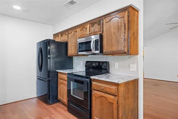 $2,000 | 921 Red Oak Street, Azle, TX 76020