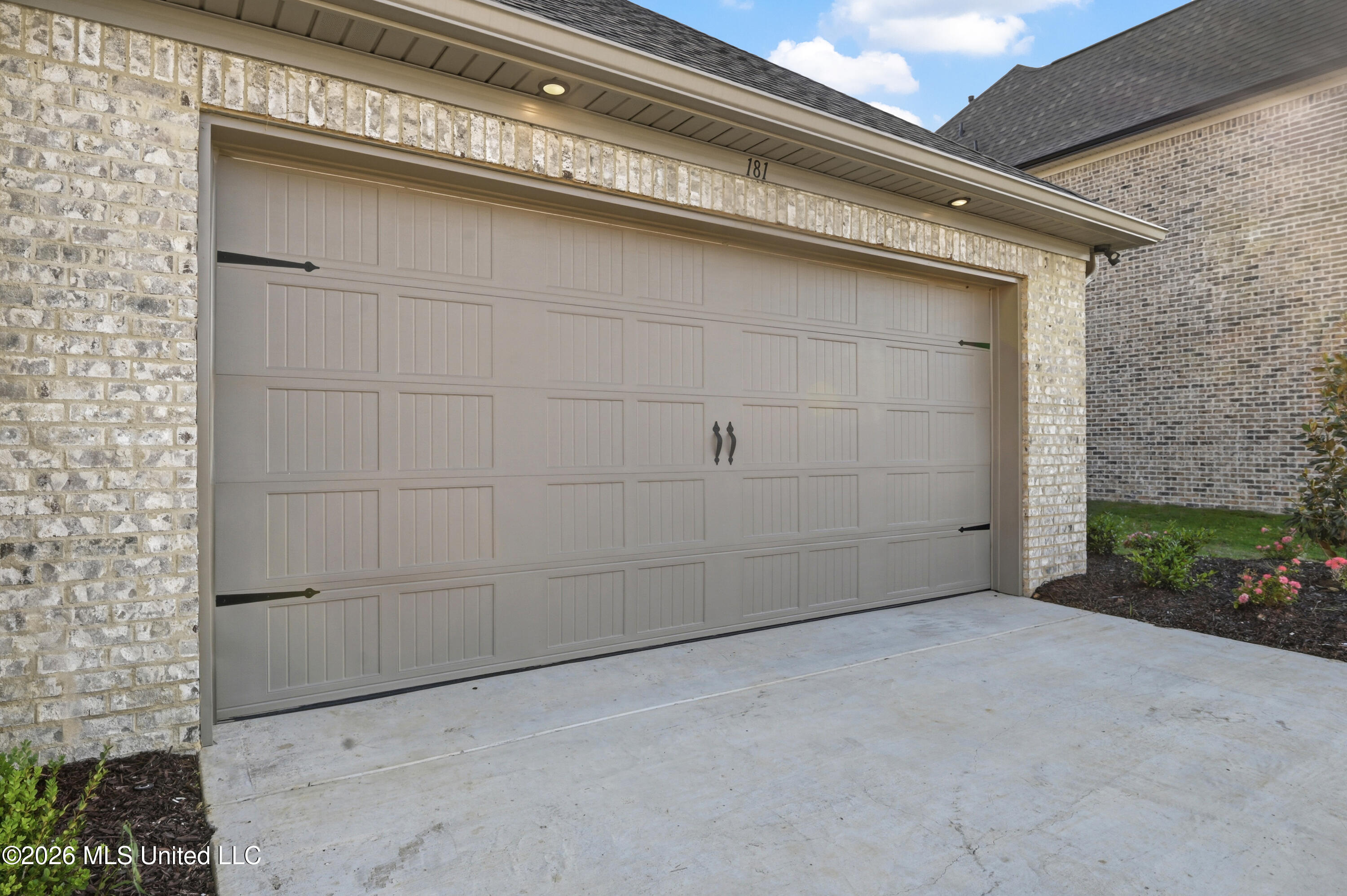 181 Bronson Bend Flowood, MS 39232 - Photo 5 of 75 Garage Door