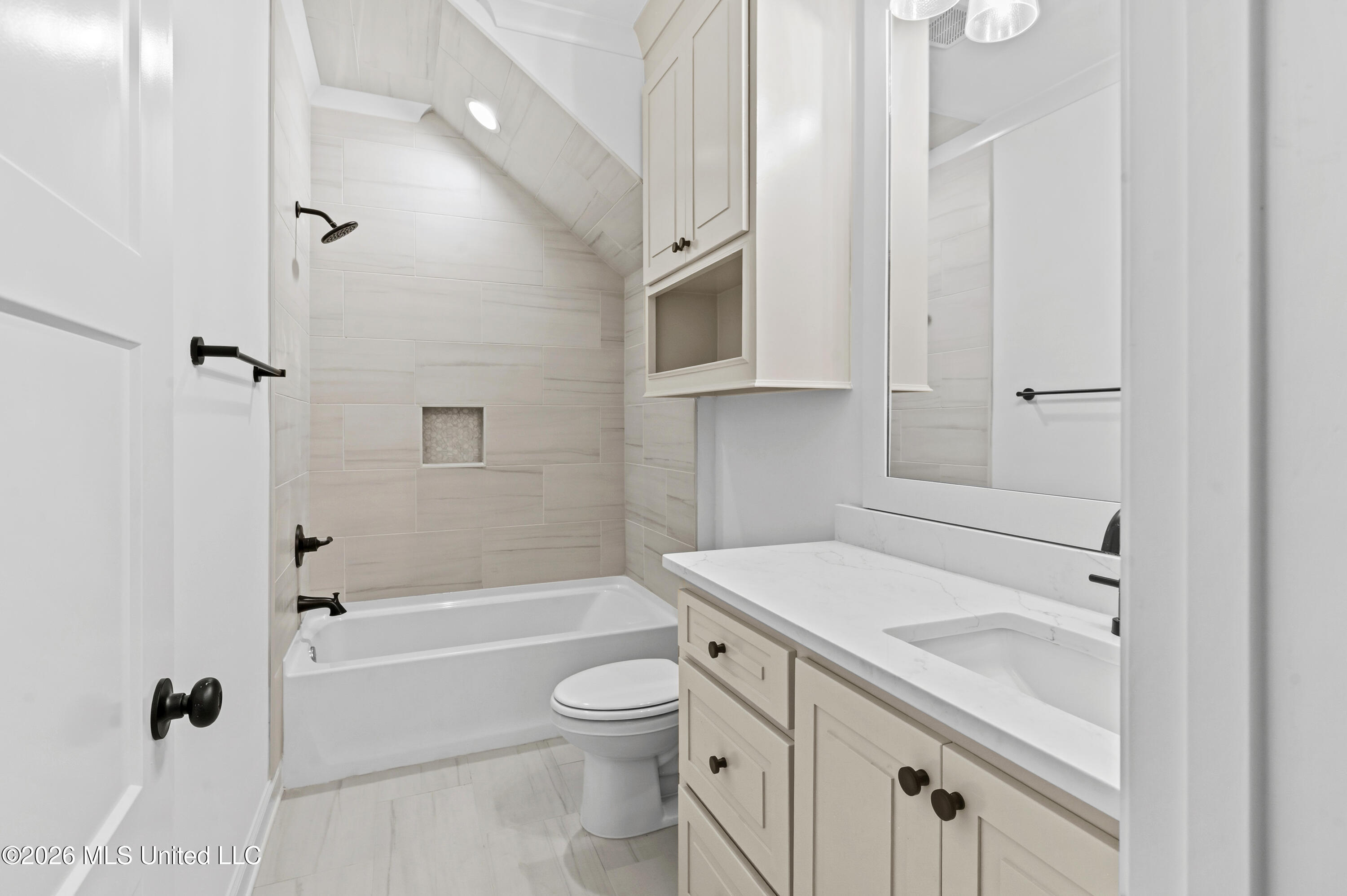 181 Bronson Bend Flowood, MS 39232 - Photo 55 of 75 Upstairs Hall Bath