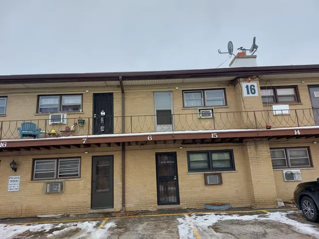 $115,000 | 16 North King Arthur Court, Unit 16, Northlake, IL 60164