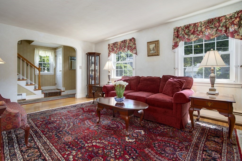 10 Surrey Road Salem, MA 01970 - Photo 4 of 32 Gallery Image 4