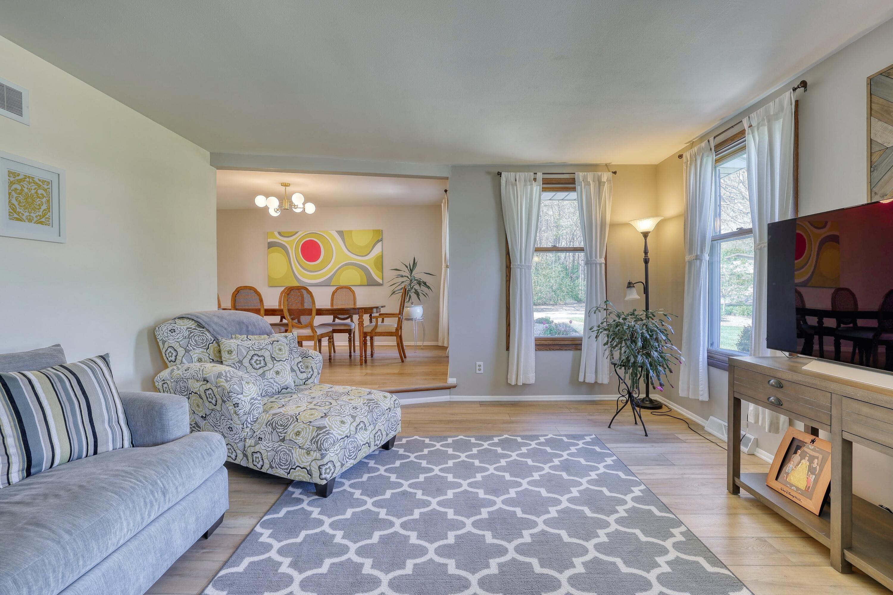1135 South Ridgeway Road Brookfield, WI 53045 - Photo 28 of 63 Living Room
