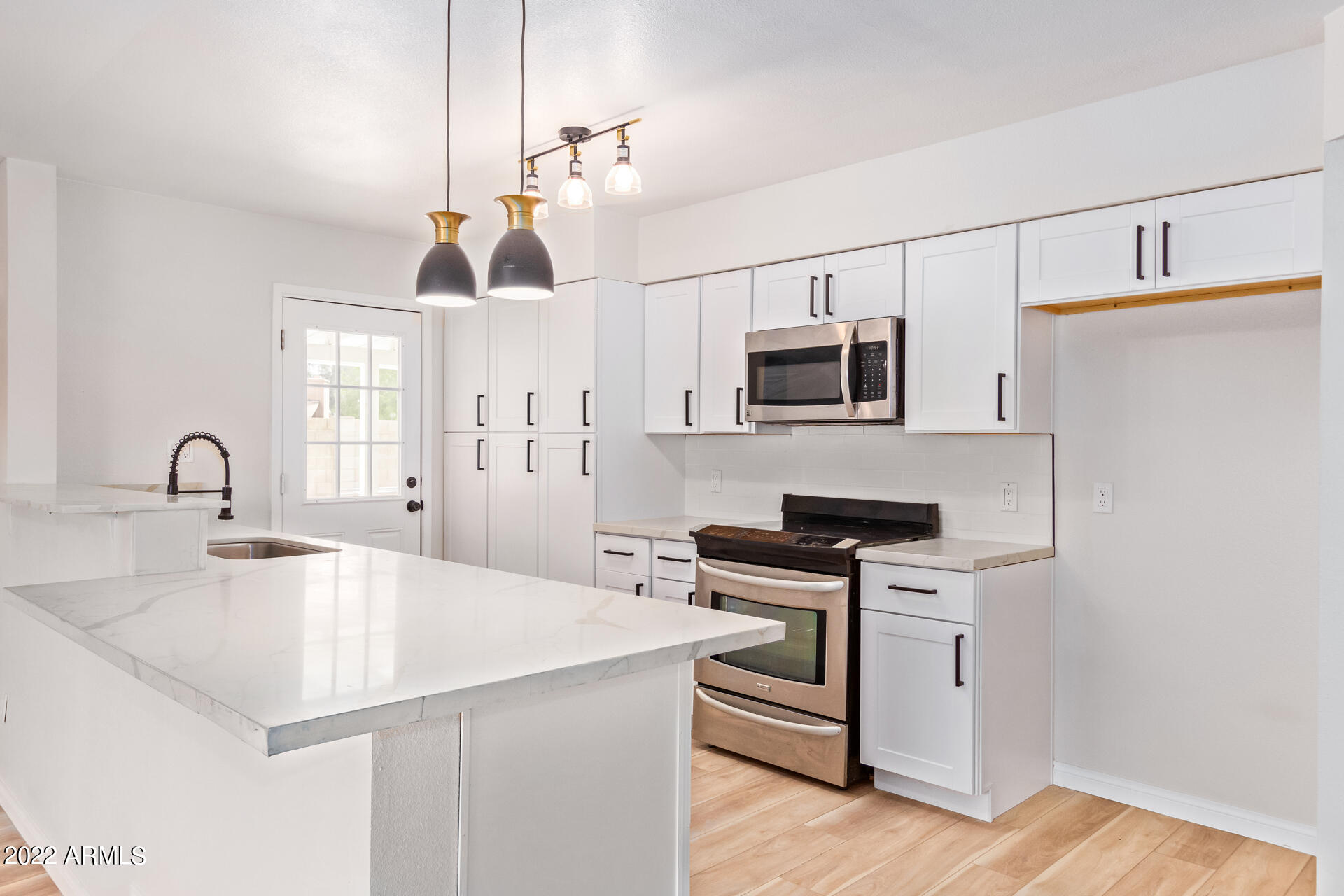 2821 West Hearn Road Phoenix, AZ 85053 - Photo 7 of 23 Kitchen