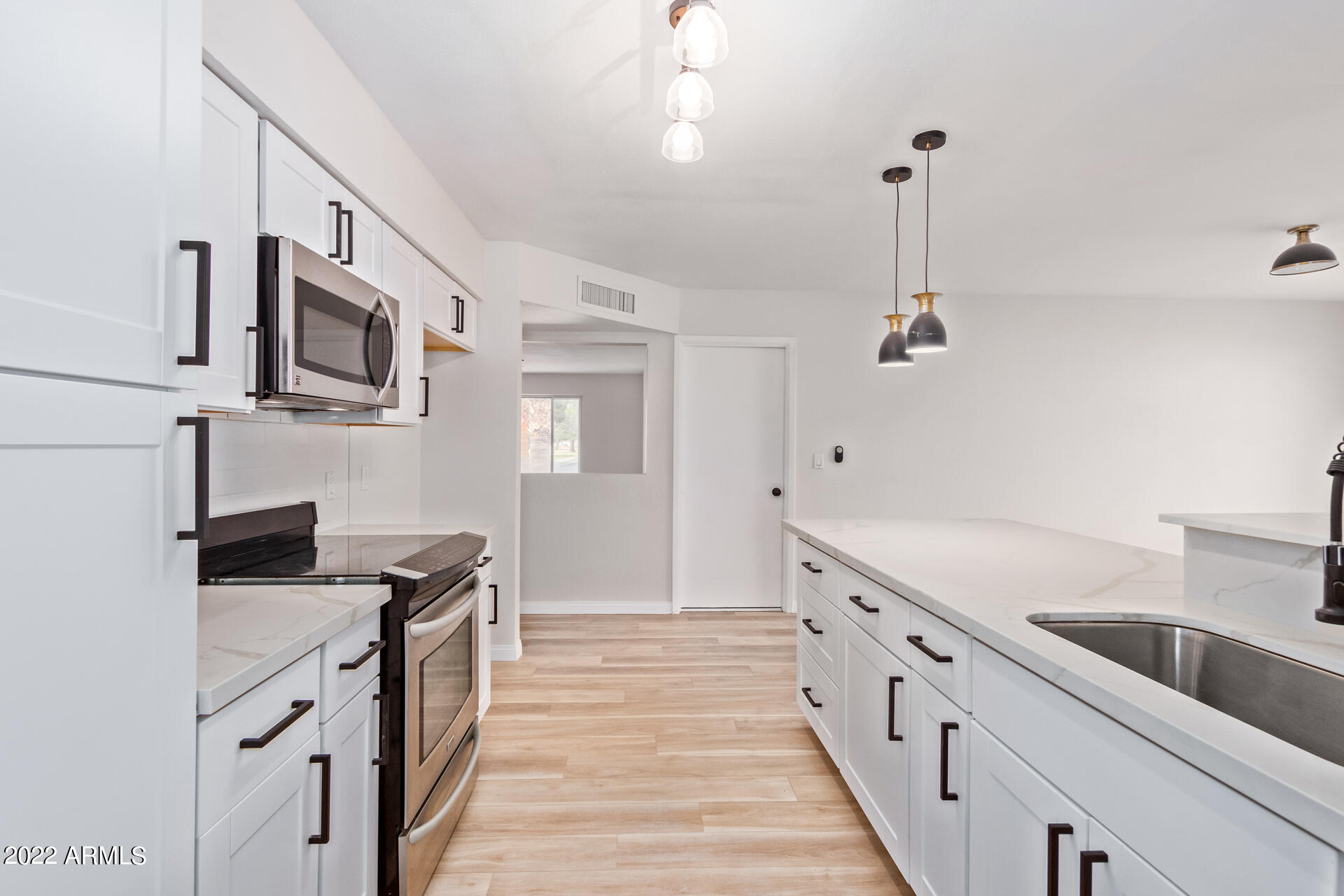 2821 West Hearn Road Phoenix, AZ 85053 - Photo 8 of 23 Kitchen