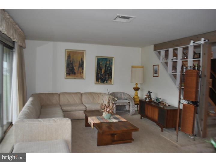 38 Round Hill Road Levittown, PA 19056 - Photo 4 of 11 Living Room